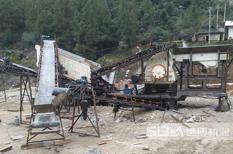 世博修路用碎石破碎機客戶現(xiàn)場