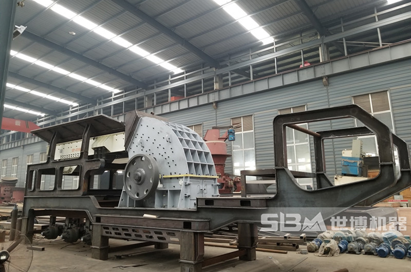 重錘破碎機(jī)廠家，圖為河南世博廠家生產(chǎn)的移動(dòng)重錘破碎機(jī)