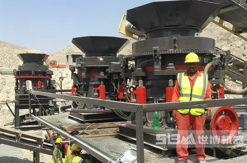 國外客戶三臺(tái)大型液壓圓錐破現(xiàn)場(chǎng)