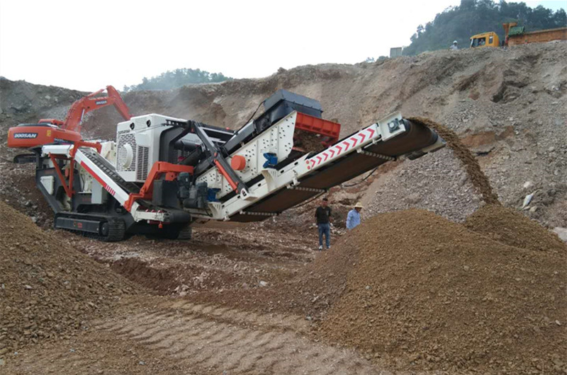 大型履帶式移動(dòng)柴油破碎機(jī)現(xiàn)場(chǎng)