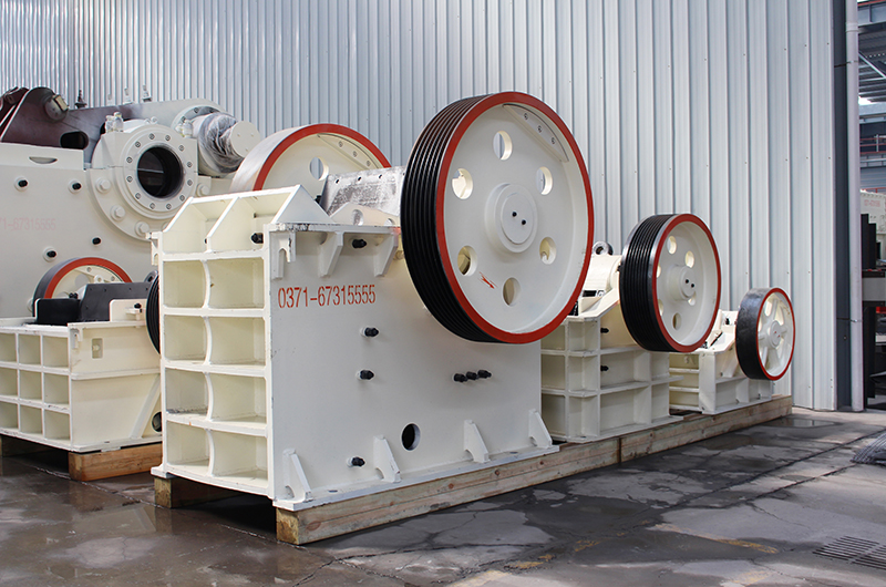 鄂破機(jī)，粗碎沙石粉碎機(jī)