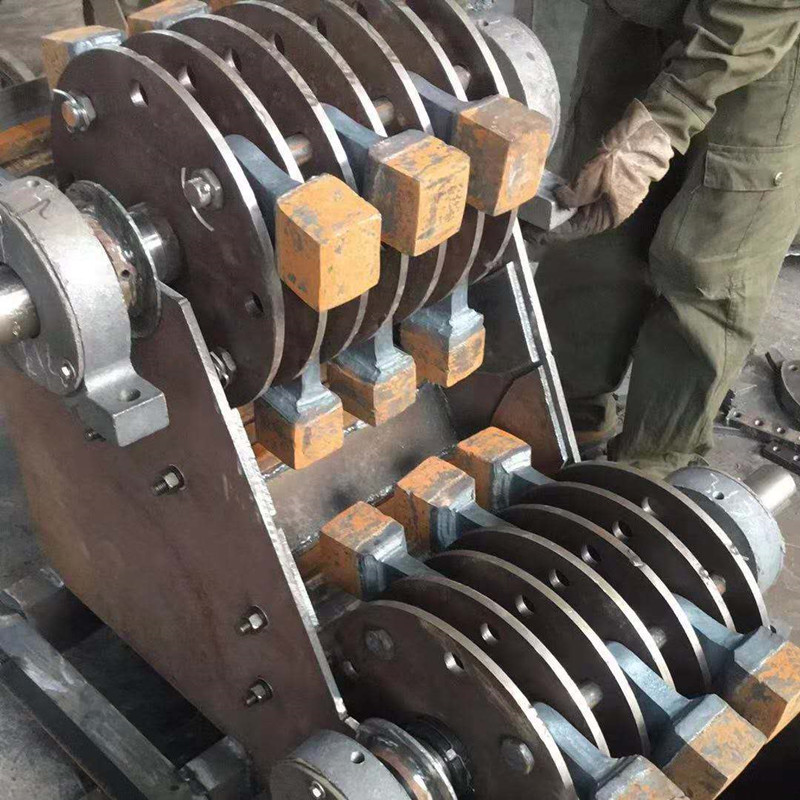 世博雙級破碎機細(xì)節(jié)圖，內(nèi)部結(jié)構(gòu)