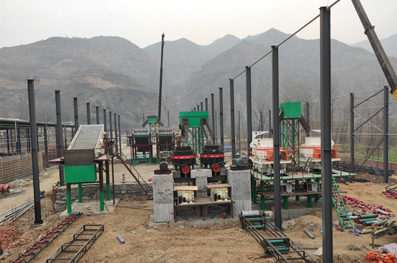 圓錐破碎機(jī)、制砂機(jī)、振動(dòng)篩安裝現(xiàn)場