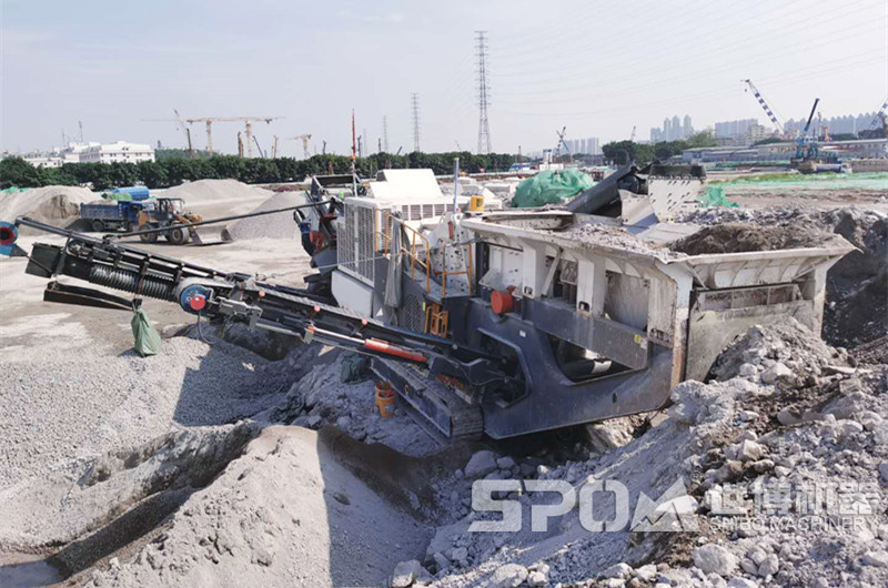 履帶移動碎石加工設(shè)備現(xiàn)場，建筑垃圾破碎現(xiàn)場