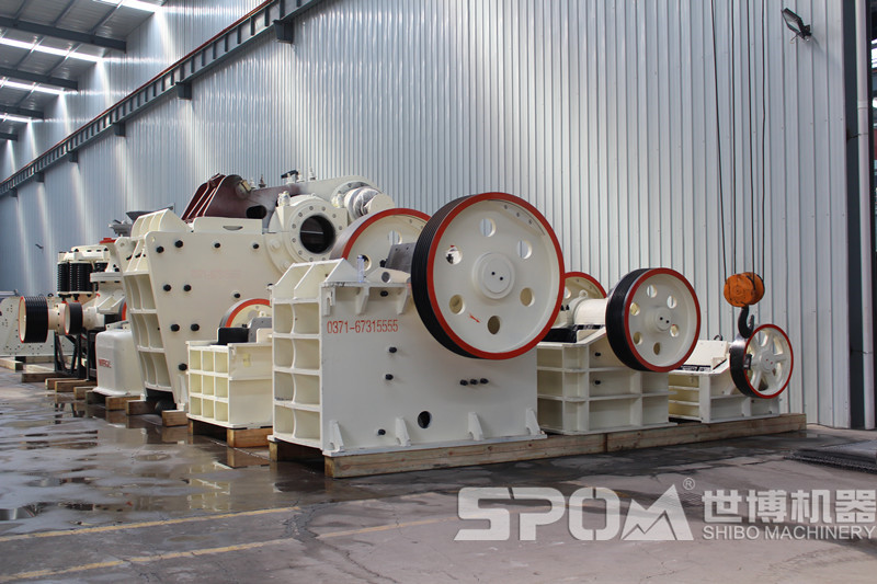 大小各種型號(hào)的顎式破碎機(jī)