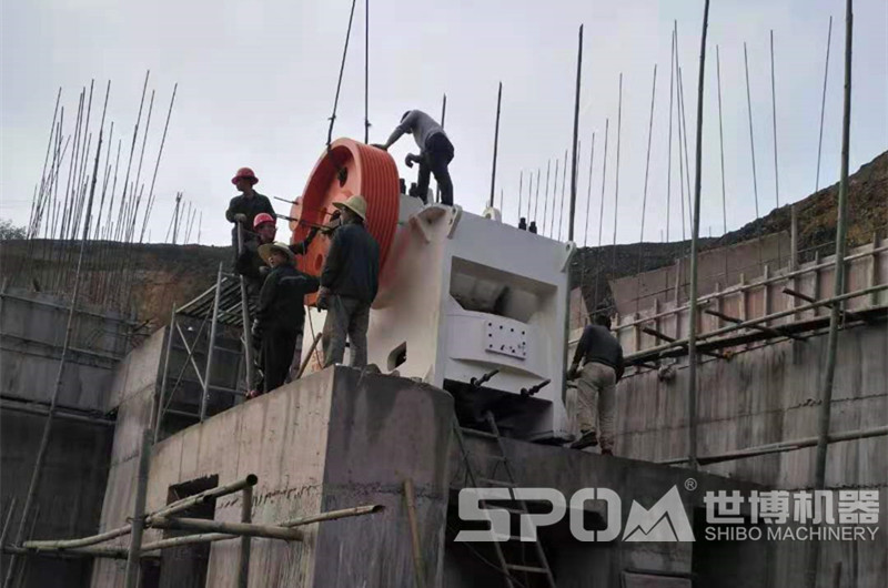 石場大型顎式破碎機(jī)安裝現(xiàn)場，需要四五人合力