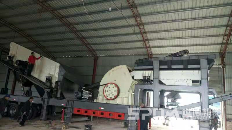 小型移動(dòng)錘破碎石機(jī)