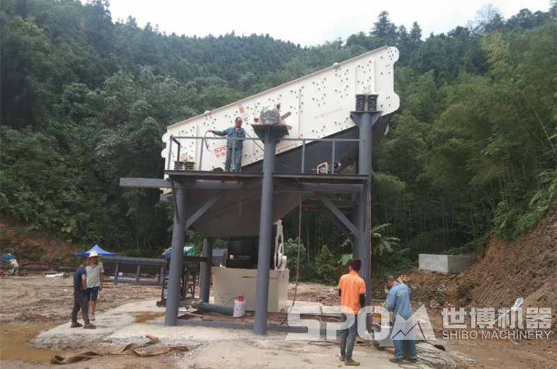 振動(dòng)篩安裝現(xiàn)場(chǎng)圖，安裝角度可見(jiàn)