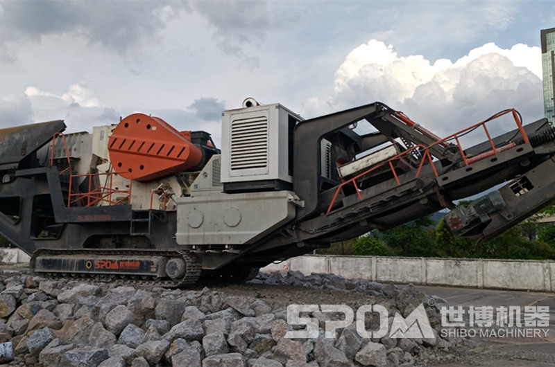 履帶式打碎石頭移動車現(xiàn)場圖