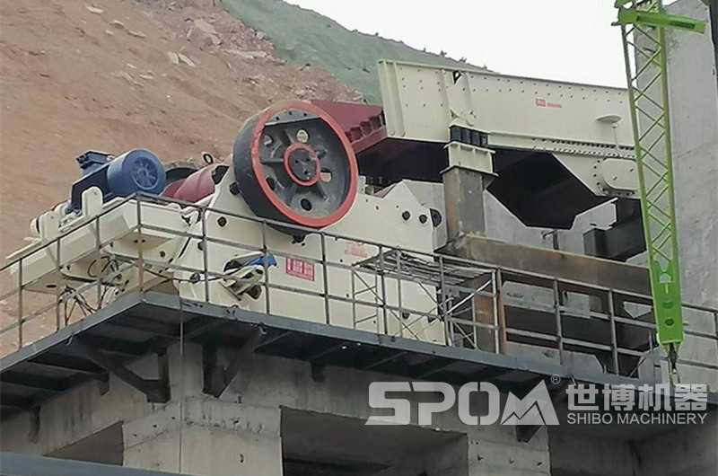 鄂破現(xiàn)場圖，粗碎石料