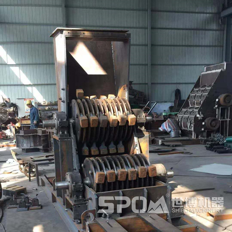 世博雙級破碎機(jī)生產(chǎn)車間，雙級破碎機(jī)半成品內(nèi)部結(jié)構(gòu)