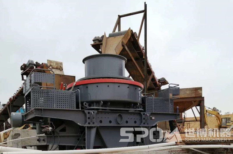 石頭粉碎沙子生產(chǎn)機(jī)制砂，圖為生產(chǎn)機(jī)制砂的制砂機(jī)