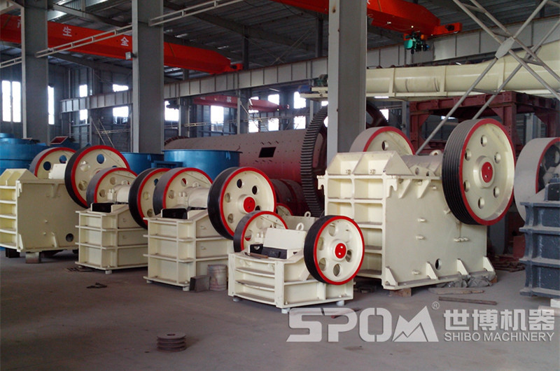 世博顎破成品車間，各種大小鄂破碎機(jī)