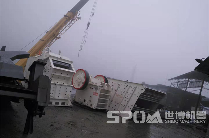鄂破反擊破振動(dòng)篩，現(xiàn)場待安裝
