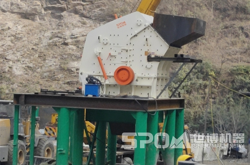反擊式破碎機，在玄武巖制砂生產(chǎn)線中負責二段破碎