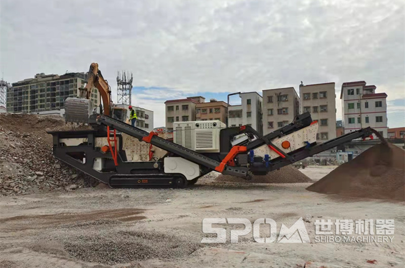 履帶式移動(dòng)破碎站處理建筑工地垃圾現(xiàn)場圖