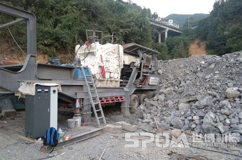 輪胎式車載移動破碎機(jī)現(xiàn)場圖