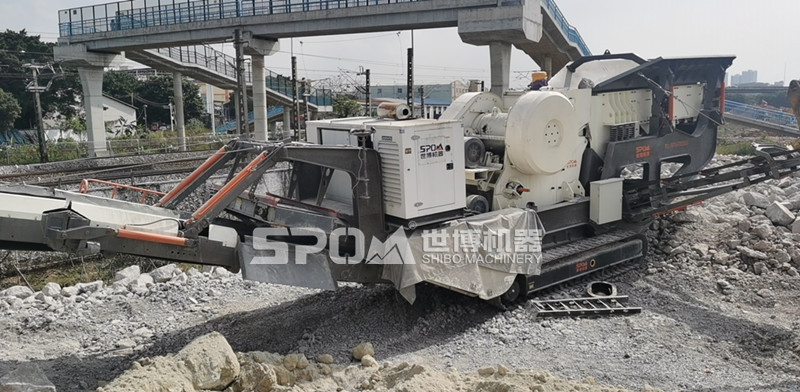 履帶式移動(dòng)破碎站現(xiàn)場(chǎng)，破碎廢水泥路面