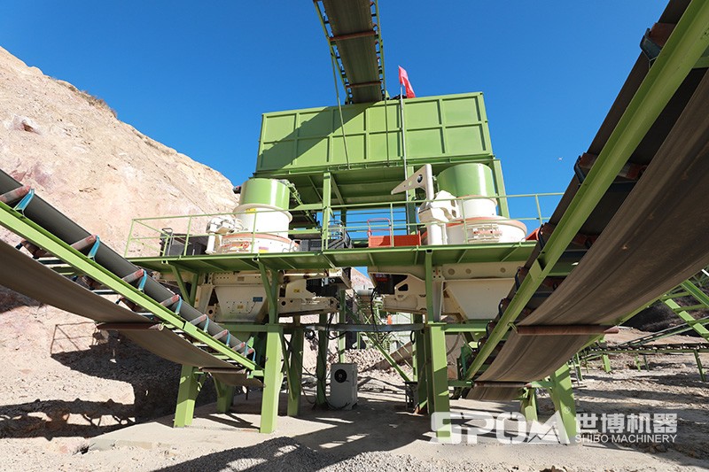兩臺石頭制沙機(jī)現(xiàn)場