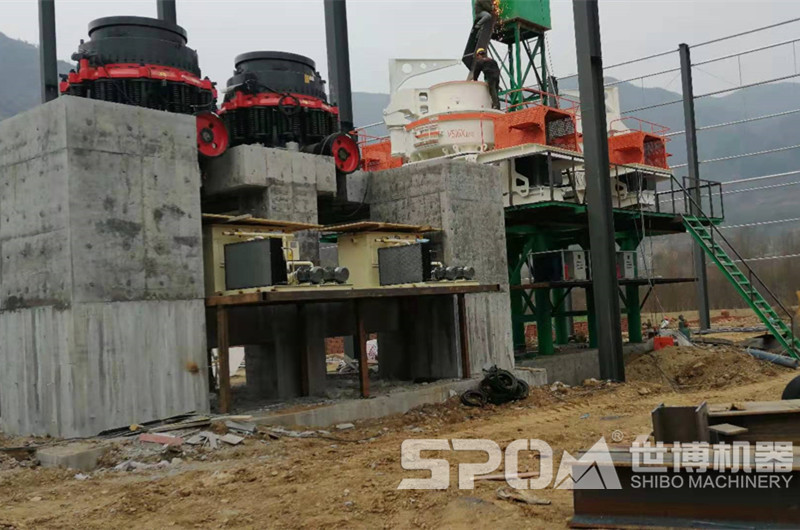 鵝卵石加工現(xiàn)場，圓錐破碎機和制砂機